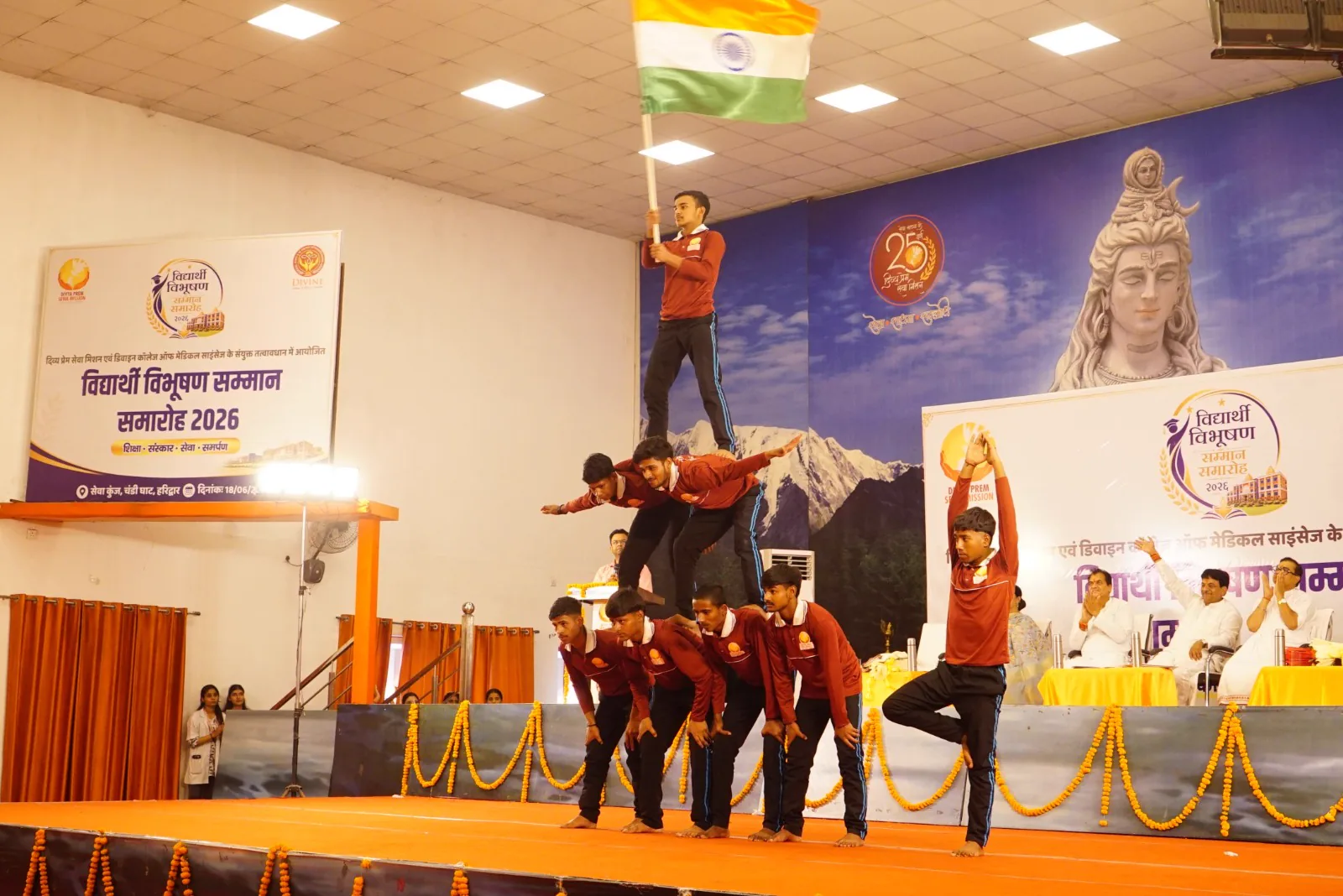 Students forming a human pyramid with the tricolour during the cultural programme at Vidyarthi Vibhushan Samman Samaroh 2026