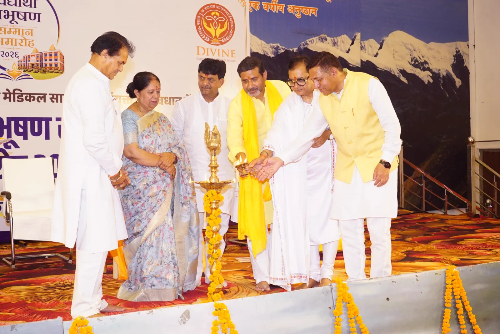 Deep Prajwalan inauguration of Vidyarthi Vibhushan Samman Samaroh 2026 by the chief guests