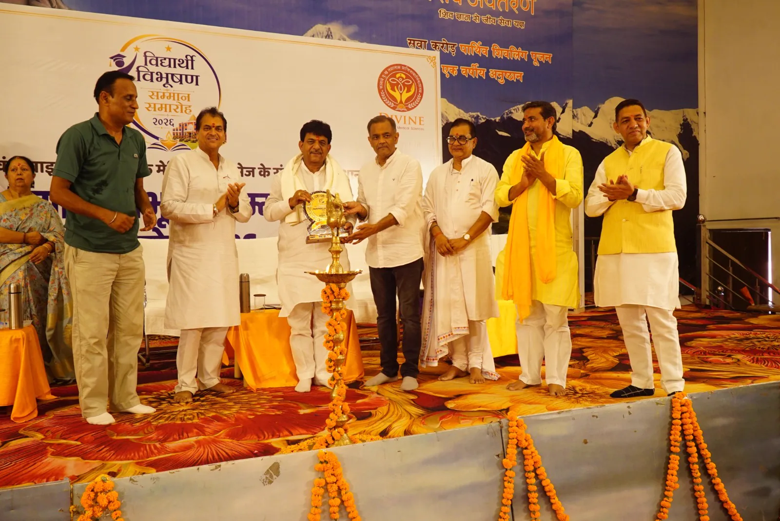 Lamp lighting ceremony at Vidyarthi Vibhushan Samman Samaroh 2026, Divine College of Medical Sciences