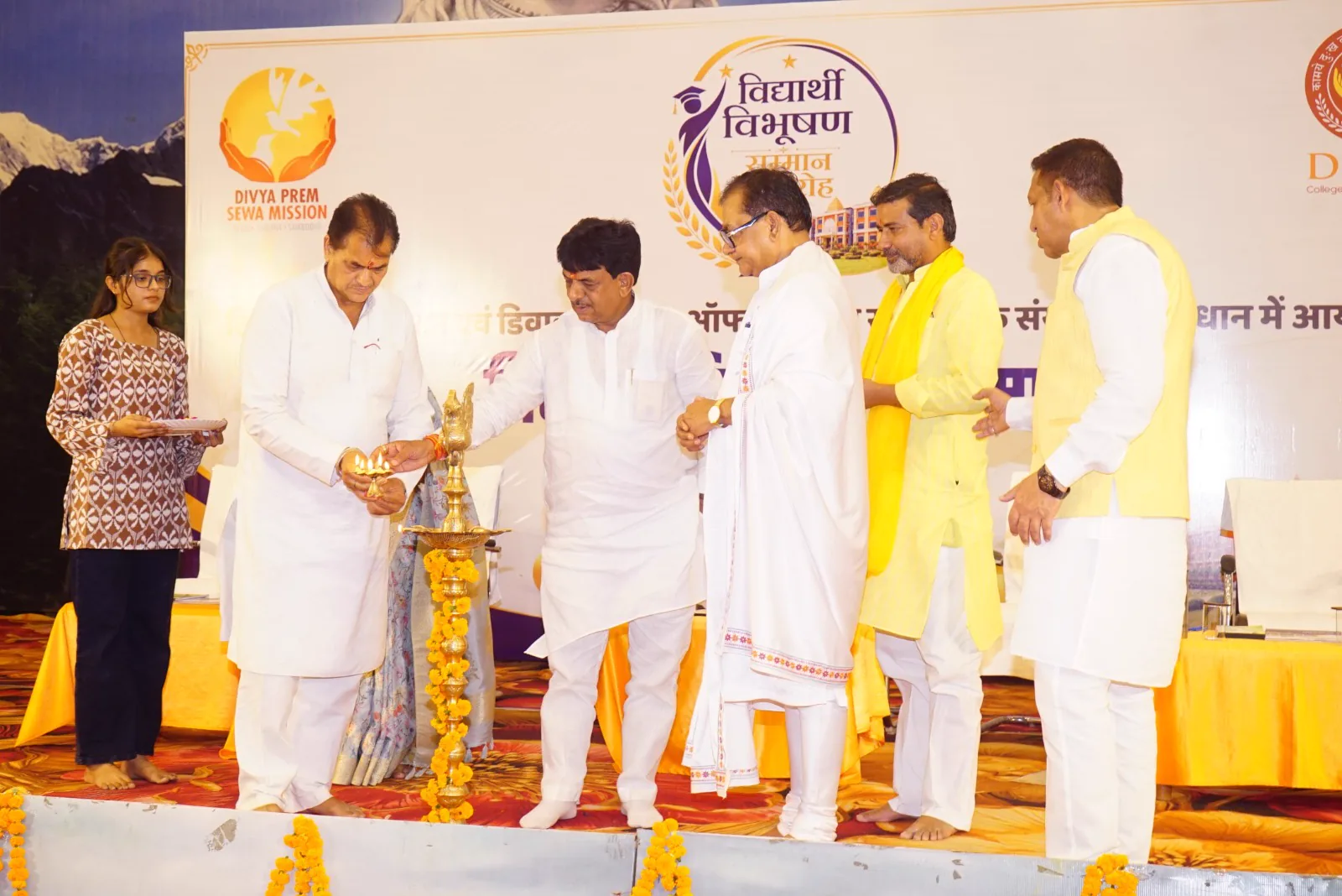 Guests lighting the ceremonial lamp at Vidyarthi Vibhushan Samman Samaroh 2026, Chandi Ghat, Haridwar